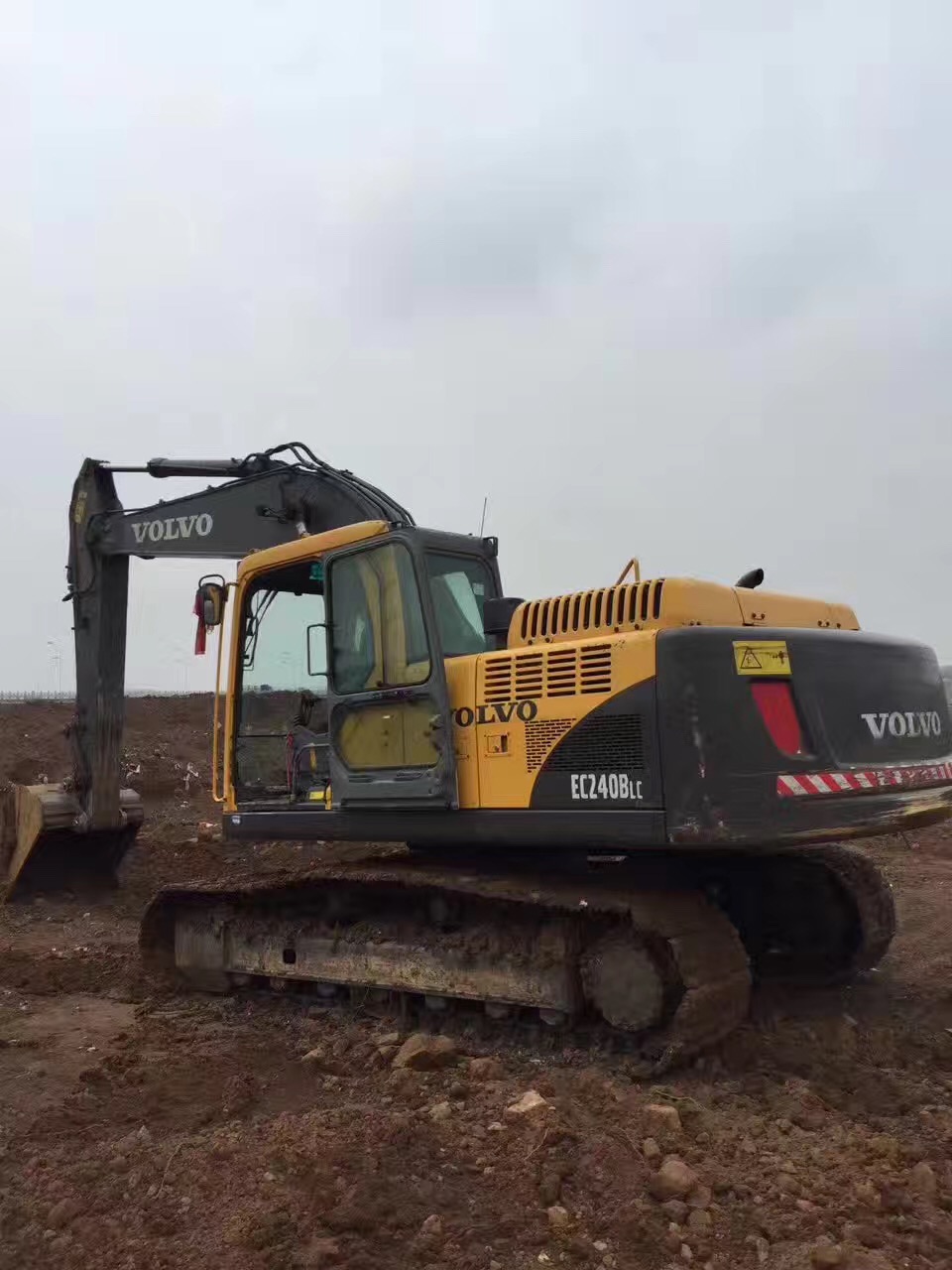 昆明二手挖掘机价格表昆明个人挖机出售点低价转让沃尔沃240