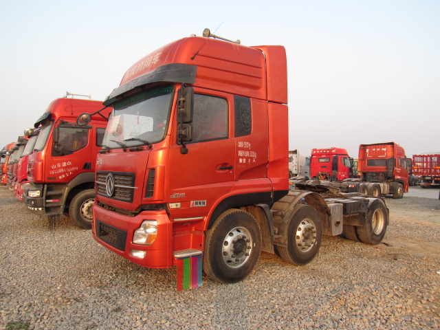 东风天龙双驱动420马力牵引车