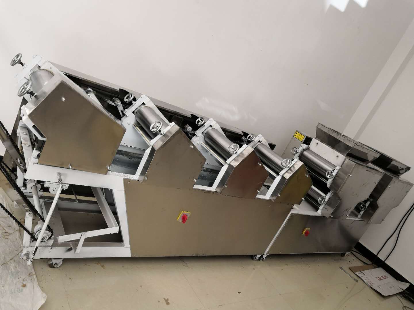 面条机是一种新型的食品加工机械设备,在市场中,与和面机,馒头机,包子