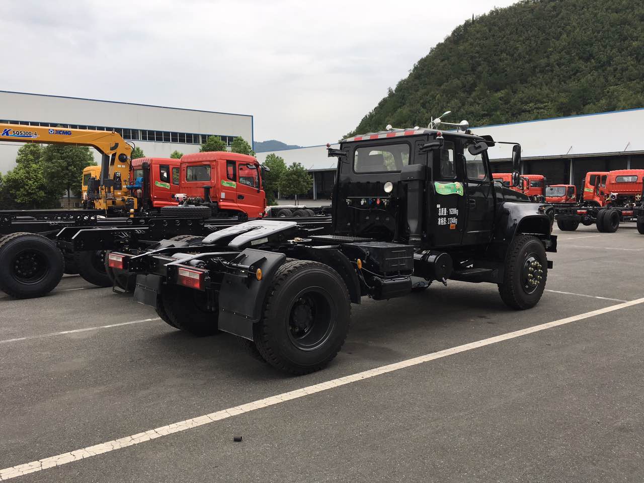 东风尖头220马力牵引车图片